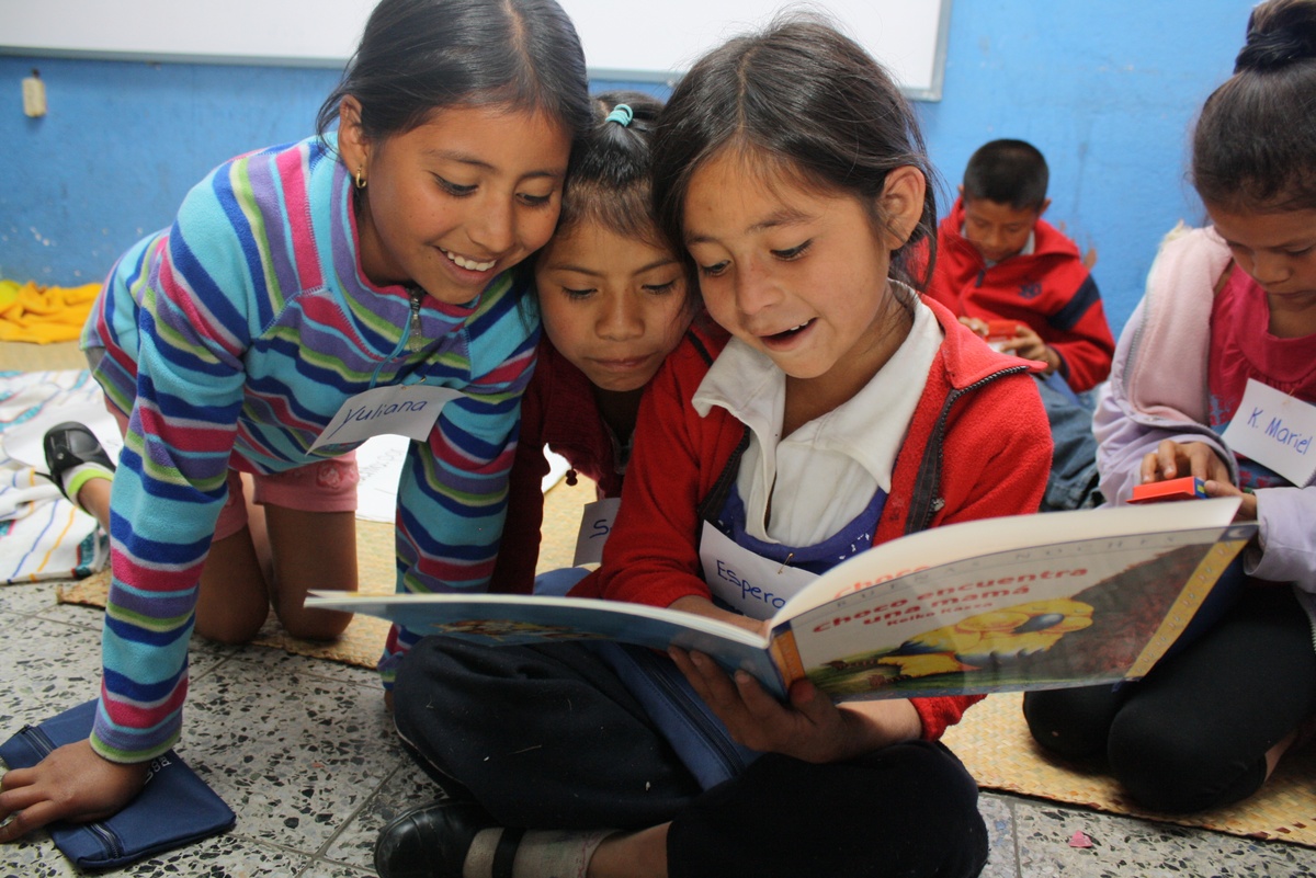 Estudiantes leyendo juntos en su institución educativa